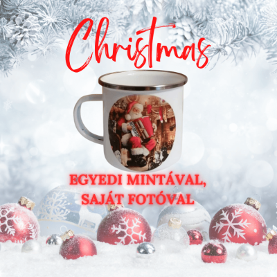 Fehér bögre karácsonyi mintával, Mikulás képpel, havas fenyőágak és piros gömbdíszek előtt, „Egyedi mintával, saját fotóval” szöveggel.