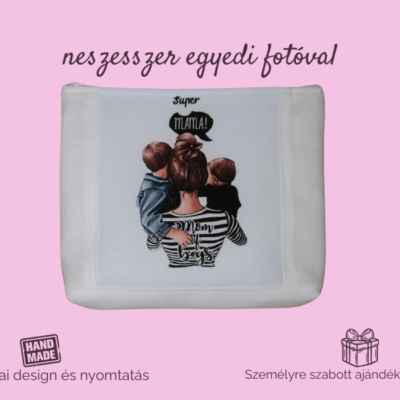 Egyedi fényképes neszesszer „Super Mama” grafikával, anya és két gyermeke illusztrációjával.
