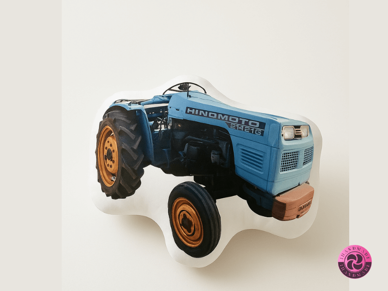 Egyedi formapárna gyerekeknek 5 Kék Hinomoto 214 216 típusú traktort ábrázoló formapárna narancssárga kerekekkel, fehér háttér előtt.