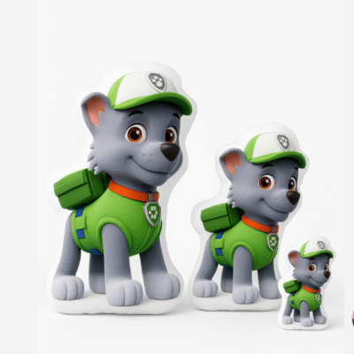 Három különböző méretű, egyedi mintás Rocky formapárna a Mancs Őrjáratból, zöld ruhában és sapkában, fehér háttéren.