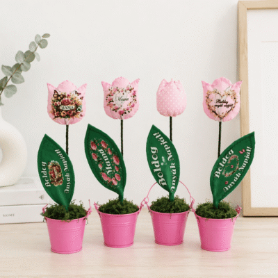 Egyedi anyák napi virág dekoráció minimalista környezetben, rózsaszín kaspóban textil virágokkal