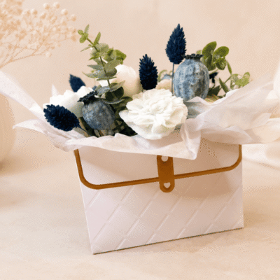 Gyertya virágbox elegáns fehér táskás díszdobozban, kék és fehér virágos kézműves ajándékként