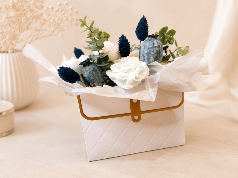 Gyertya virágbox 1 Gyertya virágbox elegáns fehér táskás díszdobozban, kék és fehér virágos kézműves ajándékként