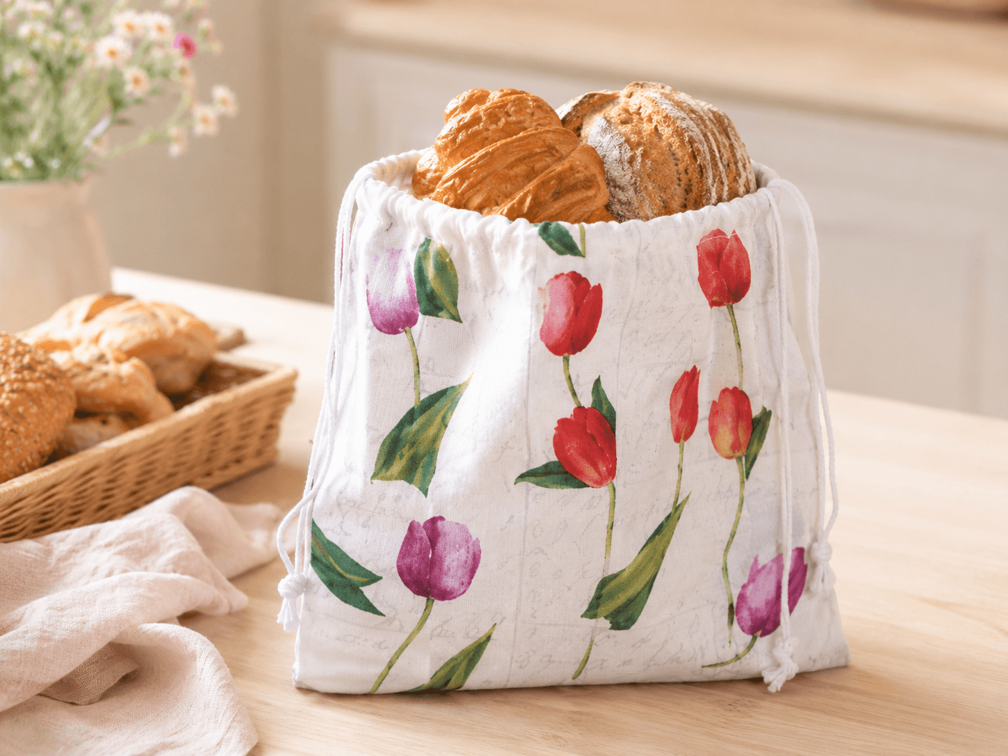 Virágmintás iHandmade kenyértartó zsák friss péksüteménnyel, kívül vászon, belül vízhatlan élelmiszerbarát PUL anyaggal